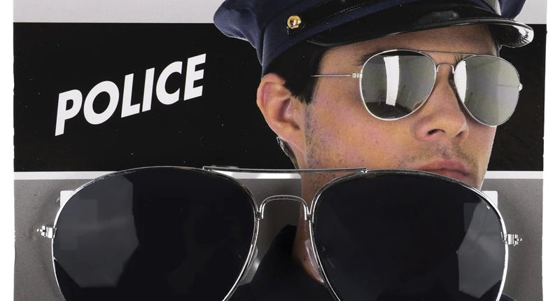 Zilveren politiebril met spie en donkere druppelvormige glazen op verpakkingskaart met POLICE-opdruk