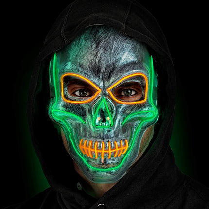 Zilveren schedelmasker met ledlicht op model, zilvergrijs geschilderd bot met oranje oogranden