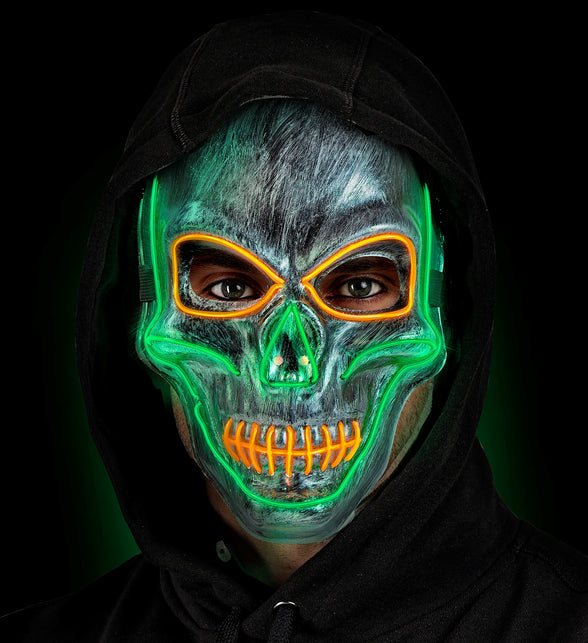 Zilveren schedelmasker met ledlicht op model, zilvergrijs geschilderd bot met oranje oogranden