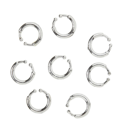 Zilverkleurige clip-on nep piercings los uitgelegd, elk met twee bolletjes aan de open zijde