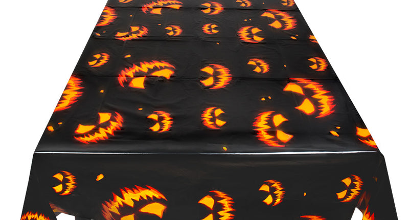 Zwart Halloween tafelkleed met oranje pompoengezichten, 120 x 180 cm, over een gedekte tafel