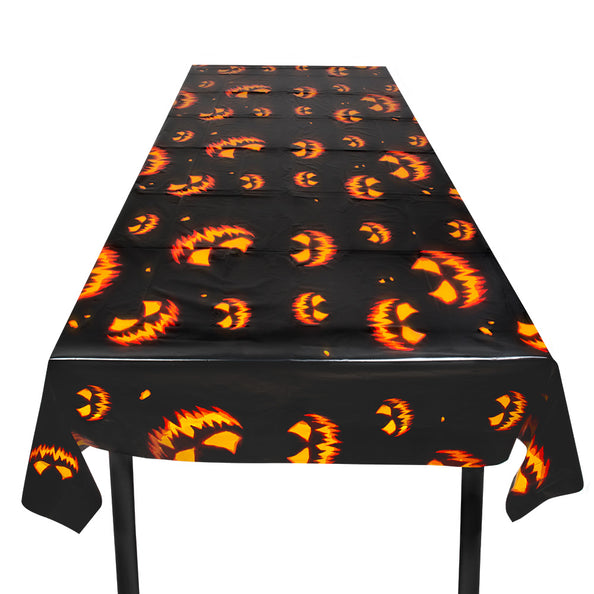 Zwart Halloween tafelkleed met oranje pompoengezichten, 120 x 180 cm, over een gedekte tafel