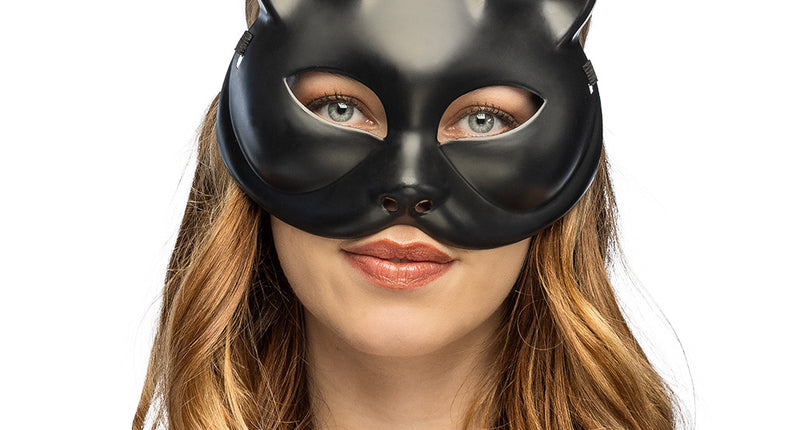 Zwart kattenmasker Kitty gedragen door vrouw, halfmasker met puntoren en snuit voor Halloween