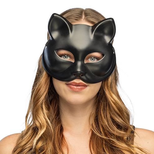 Zwart kattenmasker Kitty gedragen door vrouw, halfmasker met puntoren en snuit voor Halloween