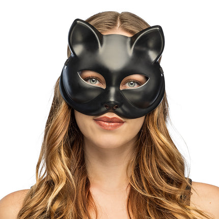 Zwart kattenmasker Kitty gedragen door vrouw, halfmasker met puntoren en snuit voor Halloween