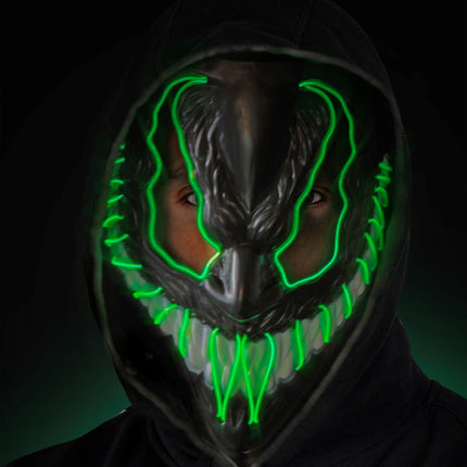 Zwart ledmasker met groene lijnen en witte tanden, gedragen met zwarte hoodie