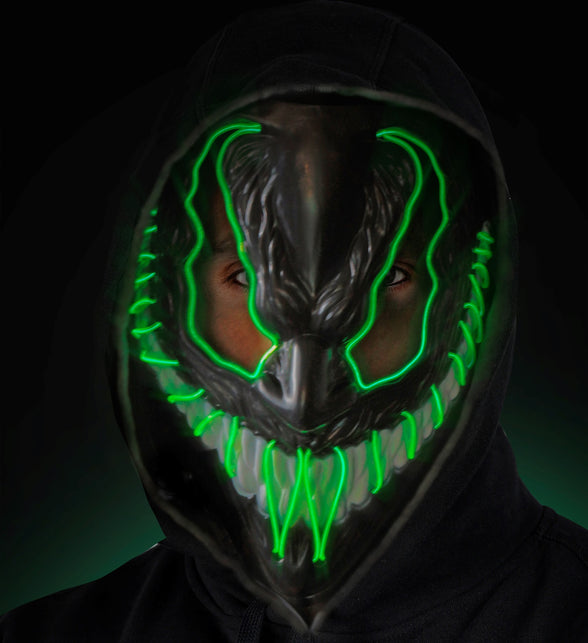 Zwart ledmasker met groene lijnen en witte tanden, gedragen met zwarte hoodie