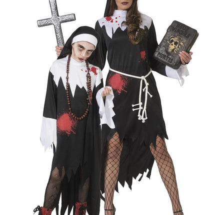Zwart-witte horrornonlook naast het horror paus pak Franciscus voor een griezelig themafeest