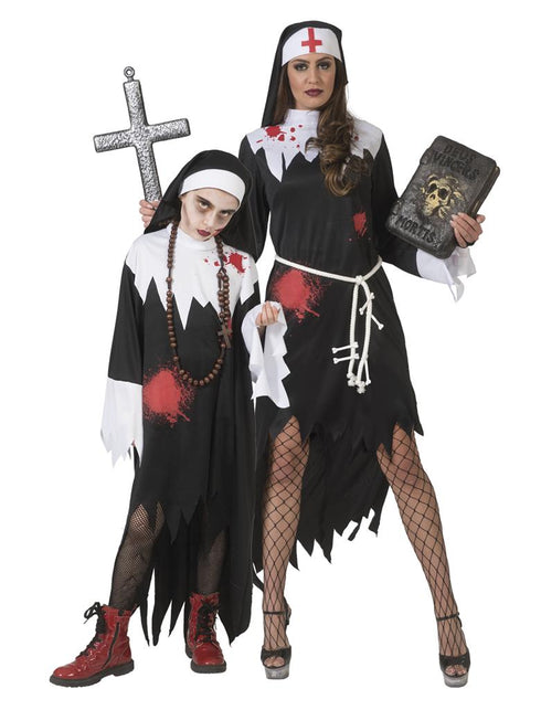 Zwart-witte horrornonlook naast het horror paus pak Franciscus voor een griezelig themafeest