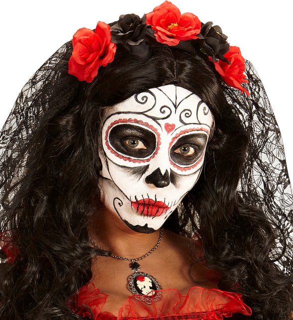 Zwarte aqua schmink voor lijnen en oogkassen in een halloweenlook