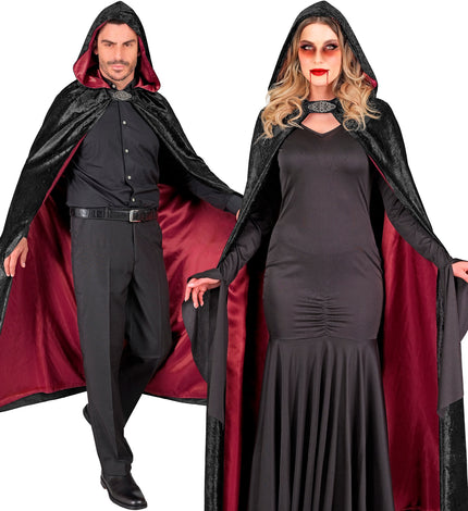 Zwarte cape met kap en rode satijnen voering, gedragen door man en vrouw als vampierlook voor Halloween