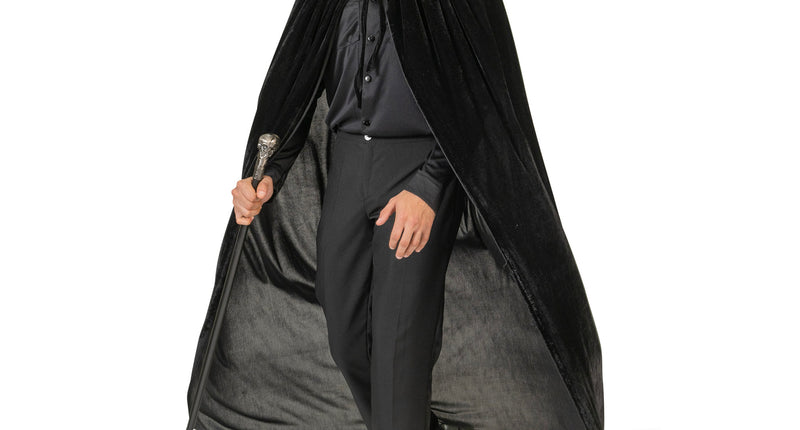 Zwarte cape velours met kap, lang model gedragen over zwart overhemd, voor Halloween