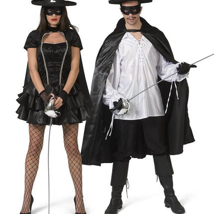 Zwarte cape Zorro met glans gedragen bij een zwarte verkleedoutfit voor heren