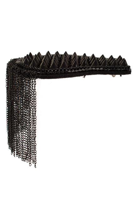 Zwarte epaulet met rij kegelvormige spikes en lange kettingfranje, zijaanzicht