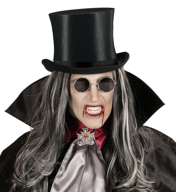 Zwarte hoge hoed op lange grijze pruik met cape, vampierlook voor Halloween