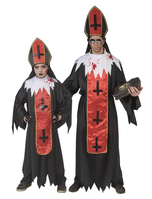 Zwarte horror geestelijke gewaden met rode baan en omgekeerde kruisen als Halloween-groepslook