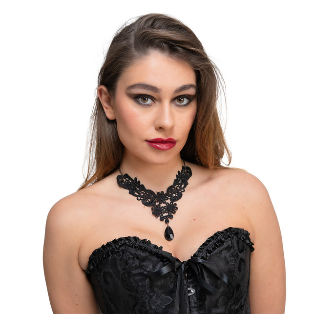 Zwarte kanten gotische ketting gedragen op de hals bij een zwart korset, gotische halloweenlook