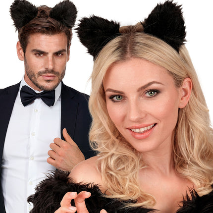 Zwarte kat oortjes op haarclips gedragen door vrouw en man op een themafeest