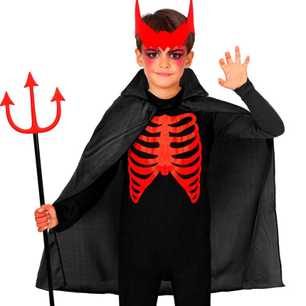 Zwarte kindercape gedragen over een zwarte outfit voor een duivelse Halloweenlook