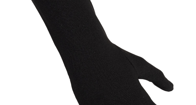 Zwarte lange handschoen van nylon tot over de onderarm, gedragen aan de hand