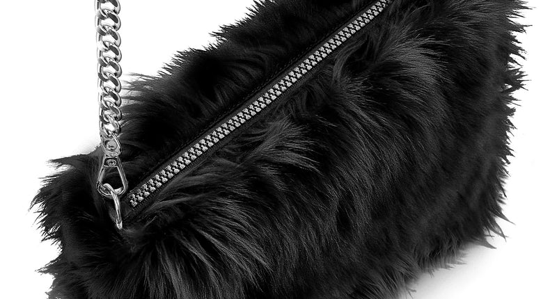Zwarte pluche handtas met zilveren schakelketting en rits over de bovenkant