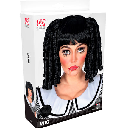 Zwarte poppenpruik met gedraaide krullen in de verpakking van Widmann