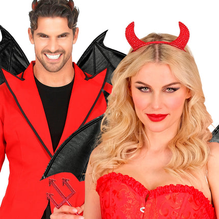 Zwarte vleermuisvleugels gedragen over een rood duiveljasje tijdens Halloween