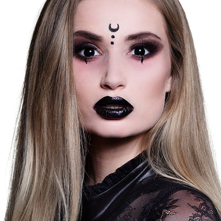 Zwarte weeklenzen gedragen bij bleke heksenschmink en zwarte lippen op Halloween