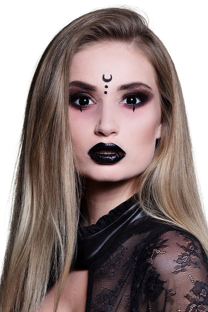 Zwarte weeklenzen gedragen bij bleke heksenschmink en zwarte lippen op Halloween