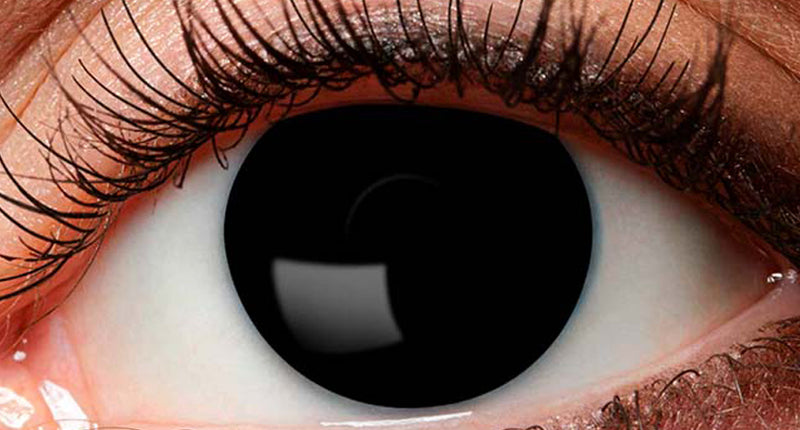 Zwarte weeklenzen heks close-up: egaal diepzwarte lens die de hele iris bedekt
