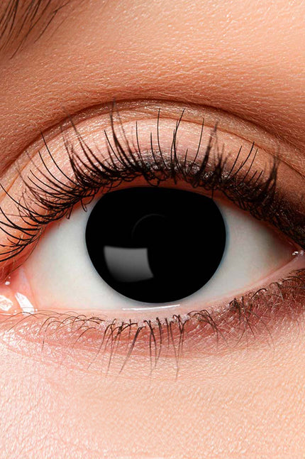 Zwarte weeklenzen heks close-up: egaal diepzwarte lens die de hele iris bedekt