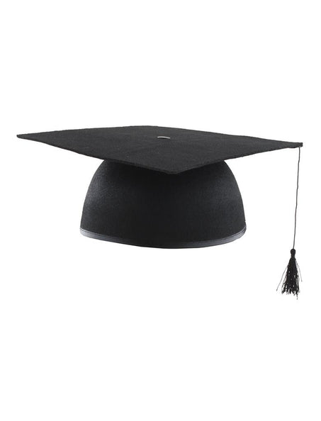 Geslaagde hoed vilt kind in zwart met vierkante plank en kwast aan een koord, voor de diploma-uitreiking
