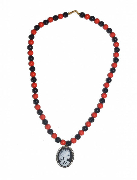 Gothic halsketting met rode en zwarte kralen en ovaal medaillon met wit schedelsilhouet, voor Halloween