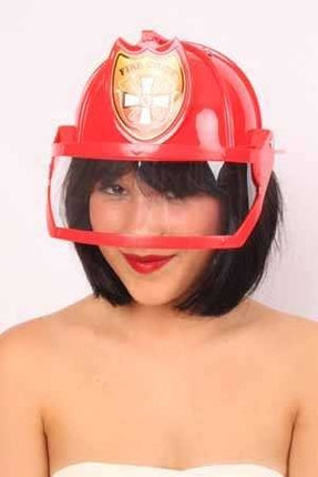 Brandweerhelm rood met vizier gedragen door model, vizier omlaag voor een brandweeroutfit